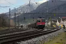 SBB: Ausfahrt Reuchenette Péry der Re 620 054-7 Villeneuve mit einem Holzzug. Hier handelt es sich um einen Bildausschnitt Fotoshop. Fotostandort Strassenrand.
Foto: Walter Ruetsch