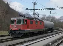 SBB: Kurzgüterzug mit der Re 4/4 III 430 369-9 am 19. Februar 2018 anlässlich einer Rangierfahrt in Reuchenette Péry. Erkennbar ist der Lokführer und Bahnfreund Charles Zimmermann.
Foto: Walter Ruetsch
