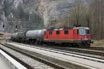 SBB: Einfahrt der Re 4/4 III 430 369-9 in Reuchenette Péry mit einem Güterzug ab RBL am 19. Februar 2018.
Foto: Walter Ruetsch