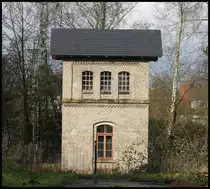 Früher stand dieses Wasserhaus am Bahnsteig der Georgsmarienhütten Eisenbahn in Hasbergen. Es diente den Dampfloks der Georgs Marien Hütten Eisenbahn als Wasserreservoir. Seit ca. 1960 ist er funktionslos. In den letzten Jahren wurde er jedoch restauriert und als Industrie Denkmal erhalten. Da die Gleisanlagen zurück gebaut wurden, hat er heute keinen direkten Anschluss mehr an den Bahnhof in Hasbergen. Er steht unmittelbar neben dem Grünsammelplatz am Rand des östlichen Bahnhof Bereichs und zeugt dort von alten Eisenbahn Zeiten. Der Wassertank im Innern ist noch vorhanden und befindet sich im oberen Teil des Gebäudes.