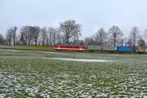 CJ Triebwagen 617 mit einem Müllcontainer-Zug im steilen Aufstieg auf die Jura-Höhen, oberhalb Les Reussilles, 19.Februar 2018. 