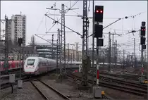 Hinaus in Vorfeld -

Vermutlich um am Bahnsteig Platz zu machen für einen anderen Zug, fährt dieser ICE 4 hinaus aufs Vorfeld. Etwa eine halbe Stunde später wird er sich auf den Weg nach Hamburg-Altona machen.

19.02.2018 (M)