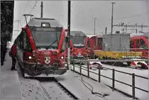 RE1045 mit AB4 8/12 3508 und dahinter neuer ALVRA Steuerwagen 57804. (15.02.2018)