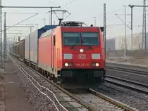 185 231-8 mit einem Güterzug durchfährt den Hauptbahnhof von Magdeburg am 17. Februar 2018 auf Gleis 10.
