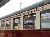 Beschriftung am Esslinger-Verbrennungstriebwagen 95 80 0301 035-1 D-CLR der Cargo Logistik Rail Service GmbH mit Spiegelung des Bahnhofschildes in Blumenberg (Harz) am am 17. Februar 2018.

