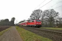 DB Regio 111 107-9 schiebt RE55 mit Doppelstockwagen in Maintal Ost am 20.02.18