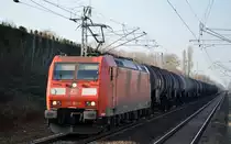 185 161-7 mit Kesselwagenzug (UN-Nr.: 30/1202 = Dieselkraftstoff oder Gasöl oder Heizöl (leicht)) am 20.02.18 Durchfahrt Bf. Berlin-Hohenschönhausen.
