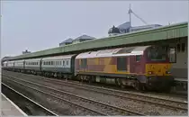 Aus aktuellem Anlass, T-Gauge kündigt die Class 67 als Neuheit an, stöberte ich in meinem Archiv und bin auf dieses Bild mit zwei Class 67 Lok mit ihrem Reisezug in Cardiff gestoßen.
Während die EWS 67022 zieht, schiebt hinten die EWS 67017 und im Sandwich haben sie vier Mark 2 Reisezugwagen.
Es dürfte sich um einen First Great Western Service von Cardiff nach Taunton handeln.
21. April 2010