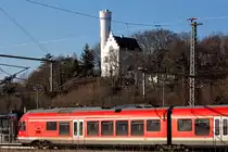 RE 9 nach Stralsund und Binz im Bahnsteigspiegel in Lietzow unterhalb des gleichnamigen Schlosses. - 20.02.2018
