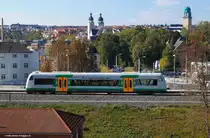Die Türme der Stadt, oder wenigstens einige davon sieht man hier in Plauen im Vogtland am Einheitstag 3.10.2015. Der VBG 650 befindet sich im neuen Haltepunkt Plauen Mitte, siehe Bahnsteig und Schild rechts neben dem Zug....