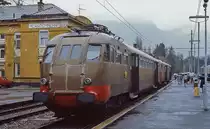 An einem Regentag im April 1985 ist ein aus Bozen kommender ALe 840 in Meran eingetroffen. Die Abdichtung der Fronttür macht einen ziemlich provisorischen Eindruck.