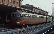 Einer der letzten noch im Dienst befindlichen Vorkriegstriebwagen der Reihe ALe 880 steht im September 1986 abfahrbereit im Bahnhof Ferrara