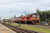 SRT AHK 4217 (Baujahr: 1980) bei der Abfahrt mit dem ORD 208 von Nakhon Sawan - Bangkok im Bahnhof Ayyuthaya.

9. August 2017