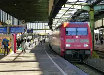 101 100-6 DB kommt mit dem IC 2009 von Emden-Hbf  nach Köln-Hbf und hält in Duisburg-Hbf und fährt dann weiter in Richtung Düsseldorf-Flughafen,Düsseldorf-Hbf.
Aufgenommen vom Bahnsteig 2 in Duisburg-Hbf.
Bei schönem Winterwetter am kalten Vormittag vom 13.2.2018.