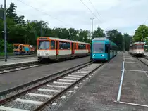 25.06.16 Frankfurt am Main: Die Verkehrsgesellschaft Frankfurt (VGF) und der Verein Historische Straßenbahn der Stadt Frankfurt (HSF) veranstalteten in der Wende- und Abstellanlage am Stadion eine Parade aller fahrfähigen Straßenbahntypen. Zu sehen sind auf diesen Fotos Bahnen der Typen M/m“, „O“, „Pt“, „R“ sowie ein Zweiwege-Lkw (kann sowohl auf der Straße als auch auf der Schiene fahren) mit Hebebühne für Arbeiten an der Oberleitung.