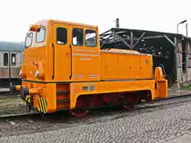 Blankenburg Harz, auf dem Gelände der Traditionsgemeinschaft 50 3708 e.V. steht 309 505-6 (NVR-Nummer 98 80 3309 505 6 D DLHBS) mit der Beschriftung  Deutsche Reichsbahn Reichsbahnhausbesserungswerk Halberstadt am 17. Februar 2018 der Traditionsgemeinschaft 50 3708 e.V.. Einige Daten: Hersteller: VEB Lokomotivbau „ Karl Marx“ Babelsberg Werksnummer: 252 308 Baujahr: 1962 Leistung: 100 PS Antrieb: dieselmechanisch geliefert an: DR-Reichsbahnausbesserungswerk Halberstadt EVN: 98 80 3309 505-6 D-DLHBS letzte Untersuchung: 26.03.2012

