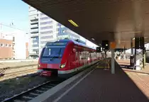 Die S2 kommt von Dortmund-Hbf nach Duisburg-Hbf und fährt den Duisburger-Hbf ein.
Aufgenommen vom Bahnsteig 1 in Duisburg-Hbf.
Bei Sonnenschein am Kalten Vormittag vom 13.2.2018.