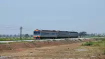Mit SRT 2528 an der Spitze ist Sp Exp DRC 43 Bangkok Hua Lamphong - Surat Thani am 04.02.18 zwischen Sam Krathai und Kui Buri am Rande des Khao-Sam-Roi-Yot-Nationalparks unterwegs.