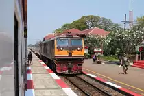 SRT 4557 mit Ord 255 Bangkok-Thonburi - Lang Suan steht am 08.02.18 abfahrbereit im Bahnhof Hua Hin.