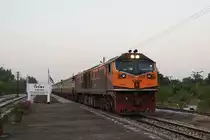 SRT 4551 mit Rap 171 Bangkok Hua Lampong - Sungai Kolok durchfährt kurz vor Sonnenuntergang am 10.02.18 den Bahnhof Wang Phong.