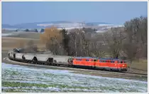 2143 070 und 2143.56 vom Verein Neue Landesbahn mit einem Getreidezug von Ernstbrunn nach Wetzleinsdorf am 25.2.2018 kurz vor dem Ziel. Hier wurde ein Teil der Waggons zwecks Beladung mit Getreide abgestellt. Der Rest des Zuges wurde im Anschluss in Ernstbrunn ebenfalls zwecks Beladung hinterstellt. Somit war gestern nach Jahren (ich habe 2010 vernommen) wieder ein offizieller Güterzug auf der Landesbahnstrecke Korneuburg-Ernstbrunn unterwegs. 