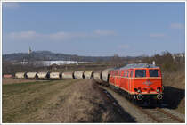 2143.56 und 2143 070 vom Verein Neue Landesbahn am 25.2.2018 mit einem leeren Getreidezug von Korneuburg nach Ernstbrunn unterwegs, aufgenommen in Karnabrunn. Es ist wirklich herrlich, in Österreich wieder ein blutoranges Doppel antreffen zu können. 