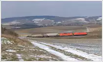 2143.56 und 2143 070 vom Verein Neue Landesbahn am 25.2.2018 mit einem leeren Getreidezug von Korneuburg nach Ernstbrunn unterwegs, aufgenommen kurz nach Mollmannsdorf am Schareiterberg, der fälschlicherweise oft auch als Mollmannsdorfer Berg bezeichnet wird, und der eine Steigung von bis zu 27 %o aufweist. Ich hab mir jetzt alle Mühe gegeben, das Bild sehr genau auszurichten, damit man die Steigung schön sehen kann. 