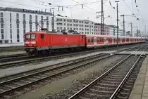 143 215-2 verlässt am 28.12.2017 mit der S2 von Schwabach nach Feucht den Nürnberger Hauptbahnhof.