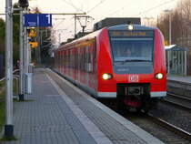 Die Rhein Niers Bahn (RB33) kommt aus Duisburg-Hbf nach Aachen-Hbf und kommt aus Richtung Mönchengladbach-Hbf,Rheydt-Hbf,Wickrath,Beckrath,Herrath und hält in Erkelenz und fährt dann weiter in Richtung Baal,Hückelhoven-Baal,Brachelen,Lindern,Süggerath,Geilenkirchen,Frelenberg,Zweibrüggen,Übach-Palenberg,Rimburg,Finkenrath,Hofstadt,Herzogenrath, Kohlscheid,Richterich,Laurensberg,Aachen-West,Aachen-Schanz,Aachen-Hbf. 
Aufgenommen vom Bahnsteig 1 in Erkelenz. 
 In der Abendstimmung am Abend vom 16.2.2018.