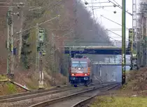 185 599-8 von HSL kommt als Lokzug aus Krefeld-Hbf nach Aachen-West und fährt die Kohlscheider-Rampe hoch aus Richtung Herzogenrath und fährt durch Kohlscheid in Richtung Richterich,Laurensberg,Aachen-West. 
Aufgenommen von Bahnsteig 1 in Kohlscheid.
Bei Wolken am Morgen vom 17.2.2018.