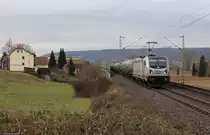 187 070-8 RHC durchfährt mit einem Kesselzug das kleine Örtchen Beulshausen im Landkreis Northeim am 24.02.2018