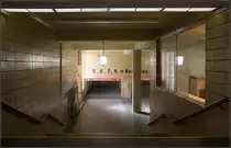 Durchaus ein schöner Bahnhof -

... der Zwickauer Hauptbahnhof. Von der Halle des Empfangsgebäude geht es hinunter zu einem weiteren großzügigen Raum mit klarer Konstruktion und schöner Lichtführung. Von hier aus geht es durch die Unterführungen zu den Bahnsteigen.

01.02.2014 (M)