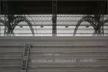 Oben grüßt die große Bahnsteighalle -

Reisende, die am Leipziger Hauptbahnhof mit der S-Bahn ankommen und über den Nordausgang die S-Bahnstation verlassen, erhalten schon in der Tiefe einen Eindruck von der großen Stahl- Glashalle über den Kopfbahnsteigen.

02.02.2014 (M)