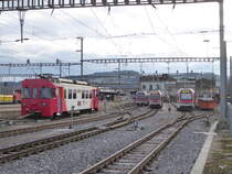 travys - Triebwagen Be 4/4 1 abgestellt und diverse Triebwagen im Bahnhof in Yverdon les Bains am 10.02.2018