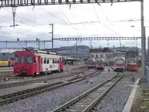 travys - Triebwagen Be 4/4 1 abgestellt und diverse Triebwagen im Bahnhof in Yverdon les Bains am 10.02.2018
