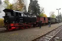 Verdammtes Sauwetter! Als ein kräftiger Schneeregenschauer niederprasselt, ergreift auch unser Zugführer, der gerade noch mit dem Lokpersonal gesprochen hatte, schleunigst die Flucht. Aufgenommen am Nachmittag des 22.10.2016 im Rahmen einer Sonderzugfahrt der IG HSB im Bahnhof Stiege.