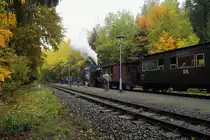 Warten auf den Gegenzug. Bis P8965 (Gernrode-Hasselfelde)am 22.10.2016 im Haltepunkt Friedrichshöhe eingetroffen ist, vertreten sich die Fahrgäste des wartenden IG HSB-Sonderzuges ein wenig die Beine,,bzw. nehmen schon mal die Fotoposition ein, um den in Kürze einfahrenden Dampfzug aufzunehmen.