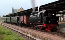 So, Feierabend! Nichts geht mehr! Ein Mitglied der IG HSB macht am Abend des 22.10.2016 im Bahnhof Quedlinburg den Verpflegungswagen dicht, die Lok ist bereits abgekuppelt, wartet aber freundlicherweise noch, bis die Fotografen ein Abschlußfoto geschossen haben. Dann setzt sie ans andere Ende des Zuges um und bringt ihn wieder hinauf ins Bw Gernrode, wo für Lok und Mannschaft dann, nach einem langen Tag, auch der wohlverdiente Feierabend wartet. Die Reisenden des Sonderzuges werden indes mit zwei Reisebussen zum Ausgangspunkt der heutigen Fahrt, Wernigerode, zurückgebracht, wo dann auch der zweite Tag der dreitägigen Herbstveranstaltung der IG HSB beendet ist.