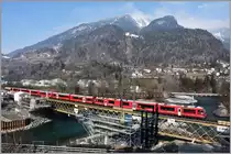 Bau der 2.Hinterrheinbrücke der RhB in Reichenau-Tamins. IR1128 von St.Moritz mit ABe 8/12 3503. (23.02.2018)