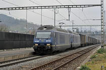 Doppeltraktion, mit den BLS Lok 465 015-6 und 465 016-4 durchfahren den Bahnhof Gelterkinden. Die Aufnahme stammt vom 19.02.2018.