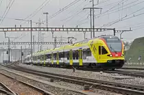 RABe 521 017, mit der Werbung für die Fachhochschule Muttenz, auf der S3, fährt zum Bahnhof Pratteln. Die Aufnahme stammt vom 19.02.2018.