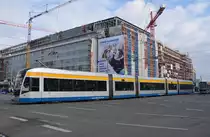 Leipzig, Bombardier NGT12-LEI #1207 erreicht die Haltestelle Augustusplatz. Die Aufnahme stammt vom 12.02.2018.