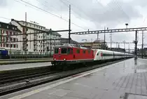 Die Re 4/4 II 11138 | 420 138-0 �berf�hrt den defekten ICN RABDe 500 011 von Luzern nach Z�rich, hier bei Durchfahrt in Olten, 04.01.2017.