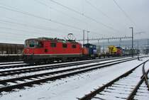 Die Re 4/4 II 11122 | 420 122-4 im Einsatz f�r SBB Cargo. Hinter der Lok sind noch die geschleppten Tm 232 216 und Eem 923 016. Der Morgendliche G�terzug verkehrt von Lausanne Triage in den RBL Z�rich, im Bild ist der Zug nach dem Lokf�hrerwechsel in Olten Hammer, 18.12.2017.
