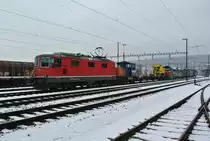 Die Re 4/4 II 11122 | 420 122-4 im Einsatz f�r SBB Cargo. Hinter der Lok sind noch die geschleppten Tm 232 216 und Eem 923 016. Der Morgendliche G�terzug verkehrt von Lausanne Triage in den RBL Z�rich, im Bild ist der Zug nach dem Lokf�hrerwechsel in Olten Hammer, 18.12.2017.