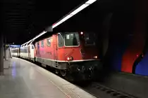 SBB Re 4/4 II 11138 im Februar 2018 mit einem IR von Basel SBB - St. Gallen beim kurzem Halt im Bahnhof Zürich Flughafen. 

Da der Lokführer so freundlich war und der Betrieb relativ ruhig war, hat sich dieser für den Fotografen überraschenderweise entschieden vom Spitzensignal kurz zum Warnsignal/Notsignal umzustellen. 
Das Signalbild wird eigentlich nur bei Notfällen und möglichen Gefährdungen eines weiteren Zuges benutzt und ist daher selten zu sehen.

Es gilt: Halt für alle Züge und Rangierbewegungen auf parallel verlaufenden Gleisen. Für die Zugfahrten oder die fahrenden Rangierbewegung höchste Gefahr. An stillstehenden und fahrenden Fahrzeugen. Das Warnsignal oder auch bekannt als  3x Rot , kann auch zum Anfordern von Hilfe benutzt werden.

Vielen Dank an den netten Lokführer für das kurze Aufschalten dieses Signalbildes. Hat mich sehr gefreut! 
