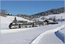 Der von Sarah Morris gestaltete Lenkerpendel  Monarch , bestehend aus ABt 341, Be 4/4 5001 und Bt 241, fährt als IR 2115 von Zweisimmen nach Montreux. Die Stammkomposition schein ausgefallen zu sein und der zeitlich nächstliegende Ersatz fand sich im  Monach . 
Das Bild entstand oberhalb von Gruben, als  Notschlachtung , nachdem ich lange bei Gruben auf den nicht kommen wollenden Zug gewartet hatte.
13. Feb. 2018