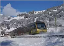 Schnee aufwirbelnd fährt ein  Lenker Pendel  zwischen Gstaad und Saanen seinem Ziel Rougemont entgegen. 
2. Feb. 2018