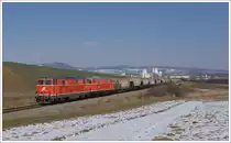 2143 070 und 2143.56 vom Verein Neue Landesbahn mit einem Getreidezug von Ernstbrunn nach Wetzleinsdorf am 25.2.2018 mit Blick auf Ernstbrunn.