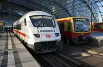 ICE1040 von Berlin Ostbahnhof nach Düsseldorf Hauptbahnhof trifft am 1.1.2018 im Berliner Hauptbahnhof auf 481 139-4 als S7 von Potsdam Hauptbahnhof nach Ahrensfelde.